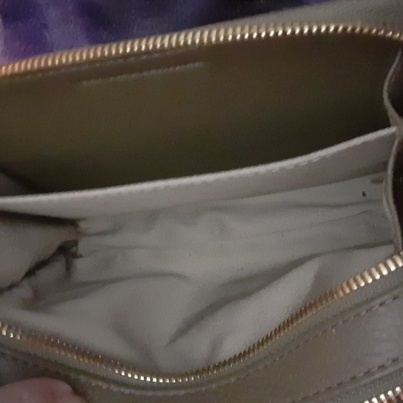 Fabulous double zip camo leather bag. Gold tone, feet adjustable strap NWOT - Picture 10 of 11